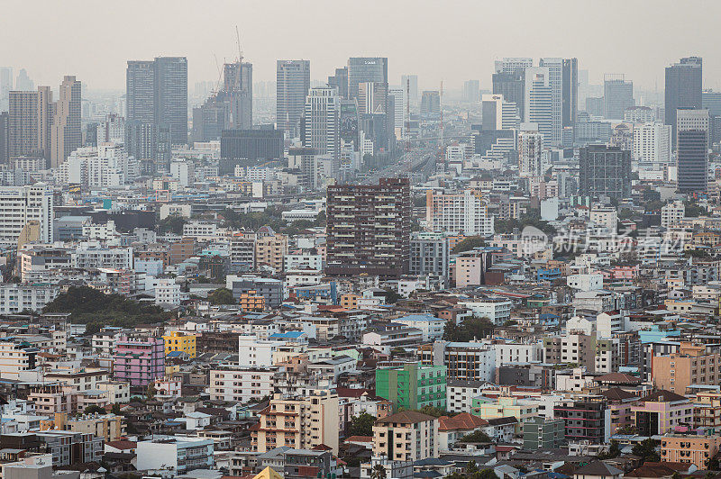 空中傍晚ali - jatujak现代城市景观的人住在住房低层高层建筑在泰国曼谷